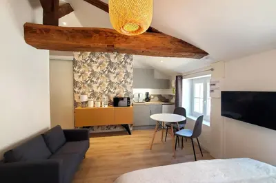 Cuisine ou kitchenette dans l'établissement L'IDYLLE - Studio Cocooning avec Jacuzzi