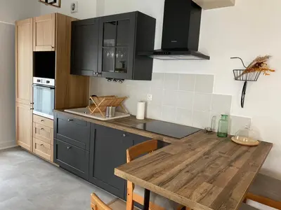 Cuisine ou kitchenette dans l'établissement Appartement cosy en centre ville avec SPA et jardin