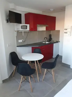 Cuisine ou kitchenette dans l'établissement BEAUREGARD