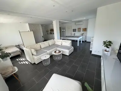 Coin salon dans l'établissement Chambre dans logement partagé chez l habitant de 1 à 3 chambres - CLIM - piscine - EV Borne 22 kw