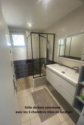 Salle de bains dans l'établissement Chambre dans logement partagé chez l habitant de 1 à 3 chambres - CLIM - piscine - EV Borne 22 kw