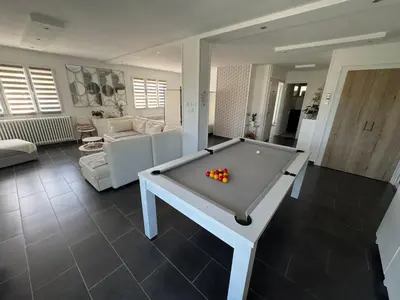 Coin salon dans l'établissement Chambre dans logement partagé chez l habitant de 1 à 3 chambres - CLIM - piscine - EV Borne 22 kw