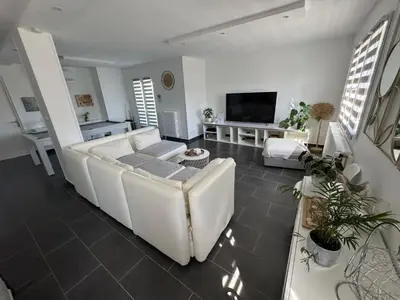 Télévision ou salle de divertissement dans l'établissement Chambre dans logement partagé chez l habitant de 1 à 3 chambres - CLIM - piscine - EV Borne 22 kw