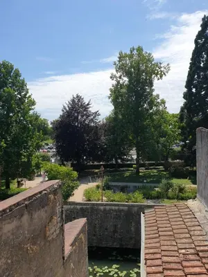 Jardin de l'établissement LE MATIN CALME - Charme ancien - Vue canal