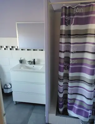 Salle de bains dans l'établissement Calme au Canal de Centre