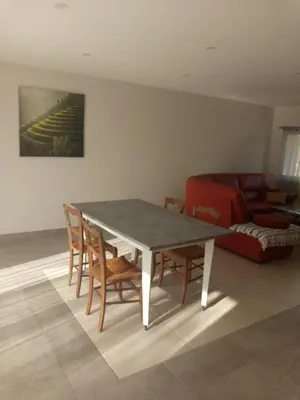 Coin salon dans l'établissement Gîte au bord de la rivière