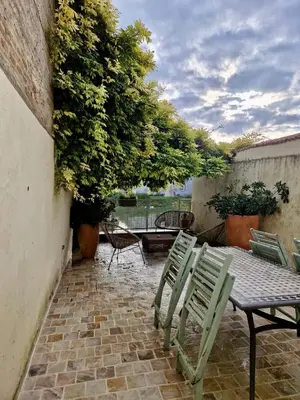 Jardin de l'établissement Maison des glycines au bord du Doubs