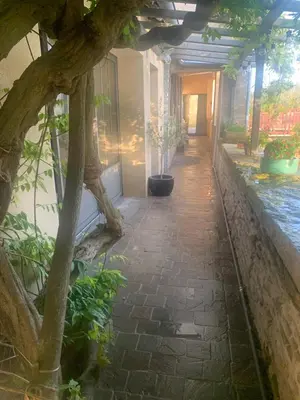Jardin de l'établissement Maison des glycines au bord du Doubs