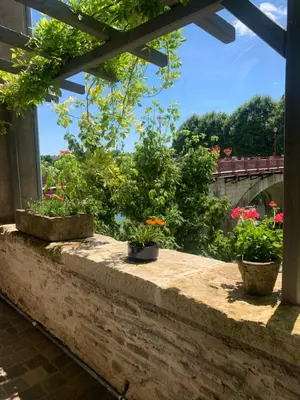 Jardin de l'établissement Maison des glycines au bord du Doubs