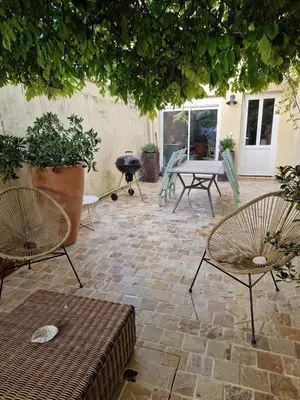 Terrasse ou espace extérieur de l'établissement Maison des glycines au bord du Doubs