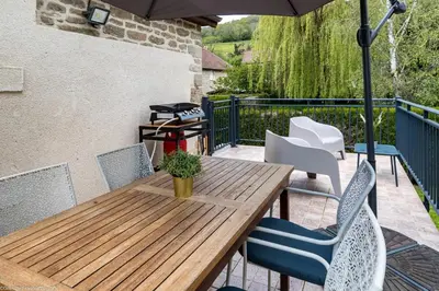 Balcon ou terrasse dans l'établissement Les gîtes du Griffon le Pin