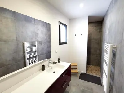 Salle de bains dans l'établissement Maison accueillante avec jardin - Le Fied