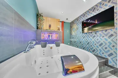 Télévision ou salle de divertissement dans l'établissement Aphrodite suite de prestige