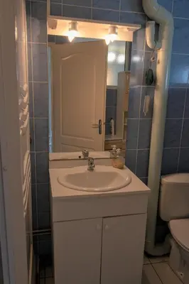 Salle de bains dans l'établissement CABANA & Voie Bleue - Bord de Saône