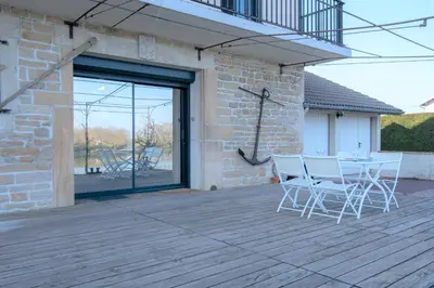 Balcon ou terrasse dans l'établissement CABANA & Voie Bleue - Bord de Saône