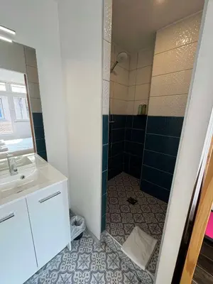 Salle de bains dans l'établissement Le Jean Jaurès - Vue imprenable sur la Saône