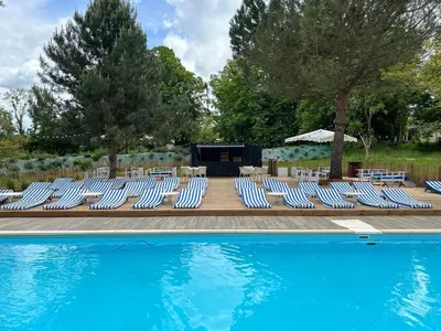 Piscine de l'établissement Logis Hôtels Château de La Barge ou située à proximité