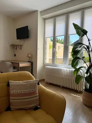 Télévision ou salle de divertissement dans l'établissement Le Nid - hébergement cosy