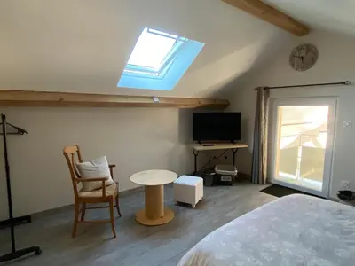 Télévision ou salle de divertissement dans l'établissement Chambre privative chez Toutoune