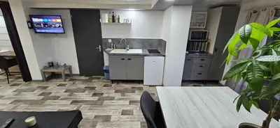 Cuisine ou kitchenette dans l'établissement hello dole