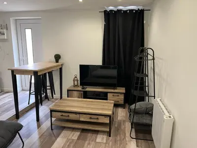 Coin salon dans l'établissement Superbe appartement avec parking gratuit sur place