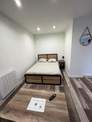 Un ou plusieurs lits dans un hébergement de l'établissement Superbe appartement avec parking gratuit sur place