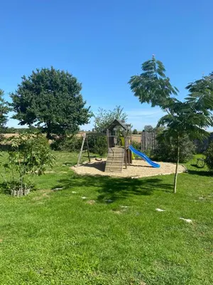 Aire de jeux pour enfants de l'établissement DOMAINE DES GALLINACES CHALET SUSSEX 2-4p