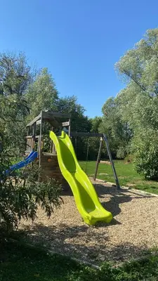 Aire de jeux pour enfants de l'établissement DOMAINE DES GALLINACES CHALET SUSSEX 2-4p