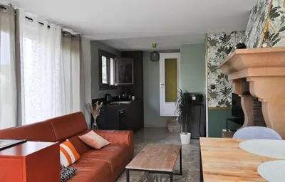 Coin salon dans l'établissement Maison avec accès indépendant, au centre-ville de Tournus