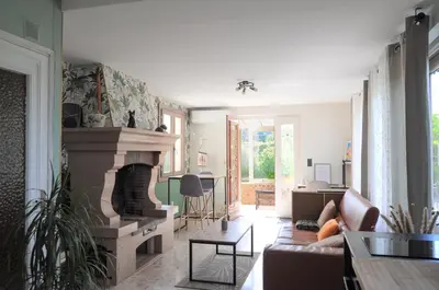 Coin salon dans l'établissement Maison avec accès indépendant, au centre-ville de Tournus