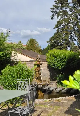 Jardin de l'établissement Maison avec accès indépendant, au centre-ville de Tournus