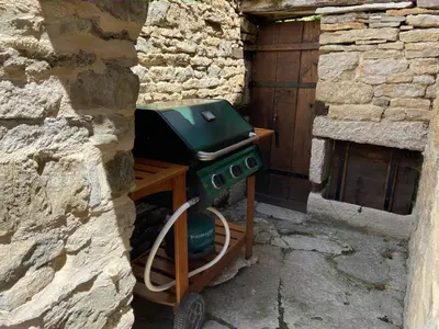 Barbecue disponible mis à disposition des clients de la maison de vacances