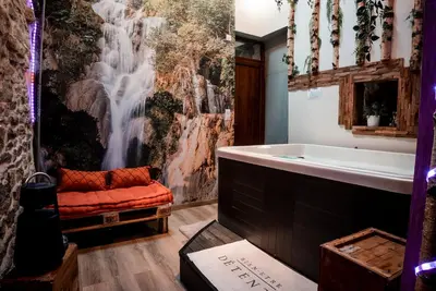 Salle de bains dans l'établissement Petite Maison chaleureuse avec jacuzzi privatif