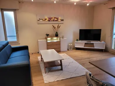 Télévision ou salle de divertissement dans l'établissement Studio récent résidence Charles Quint