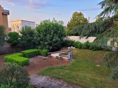 Jardin de l'établissement Studio récent résidence Charles Quint