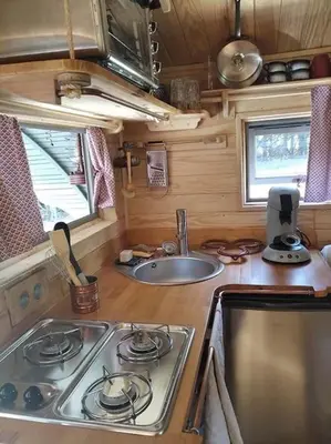 Cuisine ou kitchenette dans l'établissement Belle Roulotte unique en pleine campagne Au Jardin de la Vouivre
