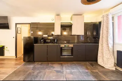 Cuisine ou kitchenette dans l'établissement Le 8 Suite Spa Privative Sauna et Jacuzzi parking gratuit