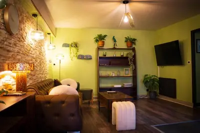 Télévision ou salle de divertissement dans l'établissement Le 8 Suite Spa Privative Sauna et Jacuzzi parking gratuit
