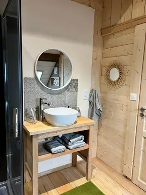 Salle de bains dans l'établissement Gites Graines du Jura