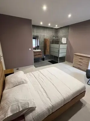 Un ou plusieurs lits dans un hébergement de l'établissement Belle appartement avec parking gratuit