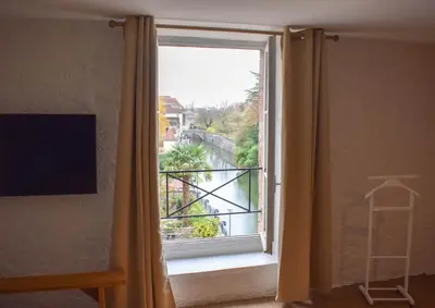 Télévision ou salle de divertissement dans l'établissement Studio au Moulin 