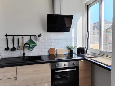 Cuisine ou kitchenette dans l'établissement Appartement centre ville avec parking privatif
