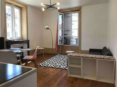 Coin salon dans l'établissement Superbe T2 en bords de Saône