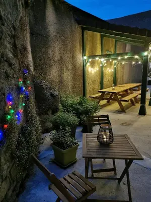 Terrasse ou espace extérieur de l'établissement L'Orgelétaine : Grande Maison au milieu des Lacs du Jura