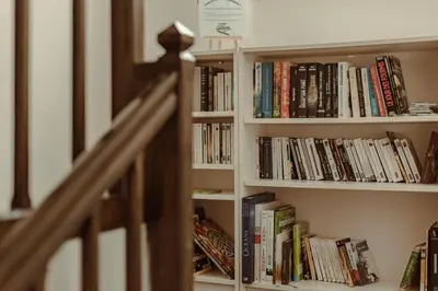 Bibliothèque dans la maison de vacances