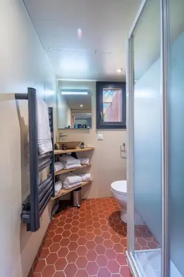 Salle de bains dans l'établissement Les Lodges du Morvan