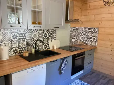 Cuisine ou kitchenette dans l'établissement Forest Jura Lodge - Chalet des sapins