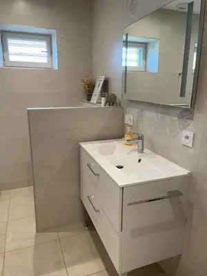 Salle de bains dans l'établissement Gîte les 3 eucalyptus