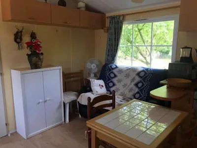 Coin salon dans l'établissement Mobil Home à la ferme