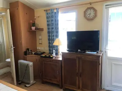Télévision ou salle de divertissement dans l'établissement Mobil Home à la ferme